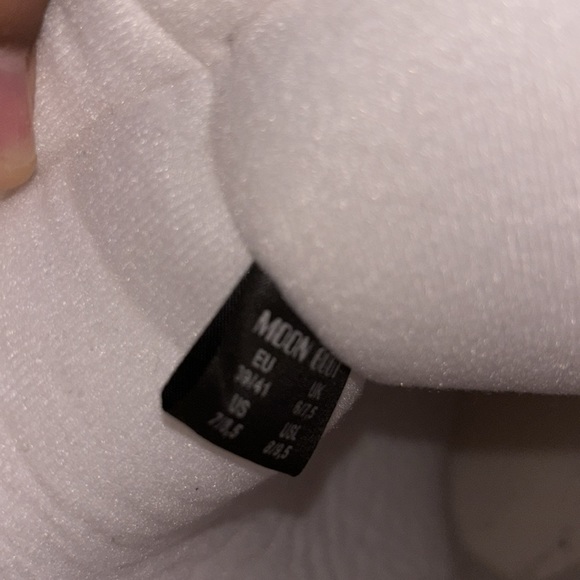 These are Pink Moonboots. They are size 7-8.5 - Picture 5 of 5